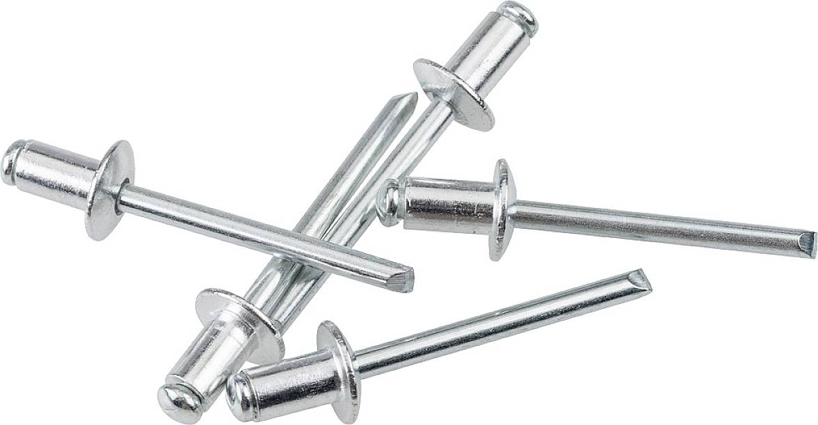 Une pile de rivets aveugles en aluminium qui sont dispersés. Ils sont cylindriques avec une grande tête et une longue tige.
