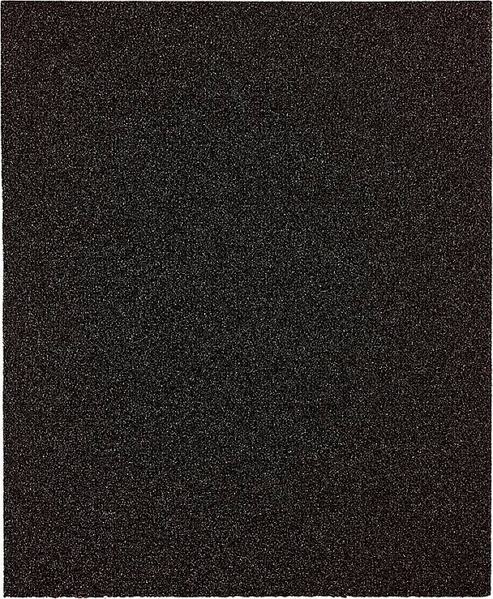 Un morceau de papier de verre rectangulaire, uniformément recouvert d'une texture granuleuse noire grossière, sur un fond blanc.