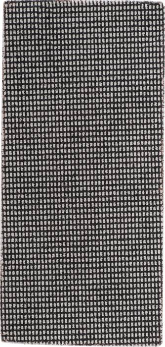Un tapis rectangulaire avec un motif d'échiquier noir et blanc composé de petits carrés.