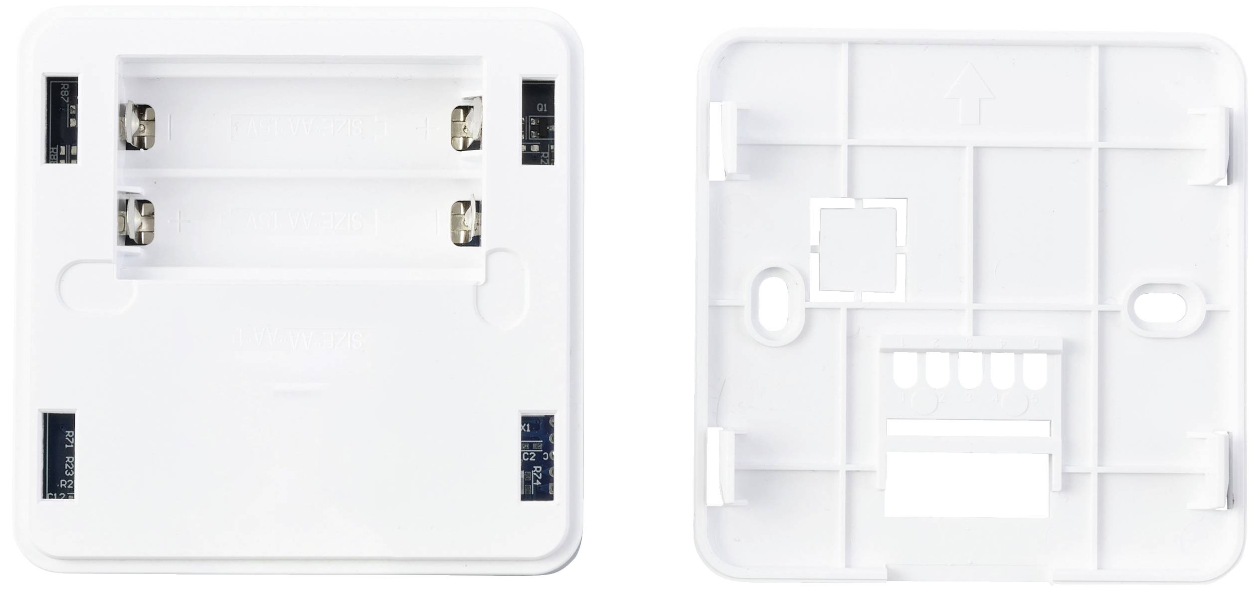 Deux plaques en plastique blanc côte à côte. À gauche avec des supports de batterie, à droite une plaque vide avec des trous de fixation.