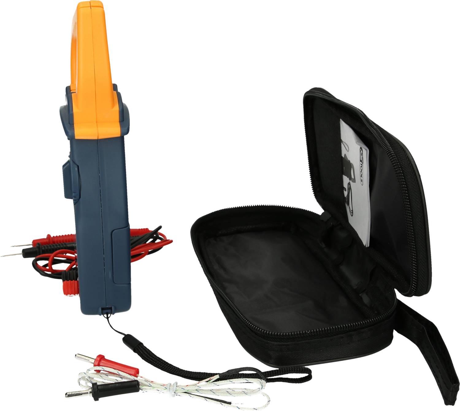 Appareil de mesure électrique avec un boîtier orange et bleu, relié par des câbles et des sondes, à côté d'un étui de transport noir ouvert.