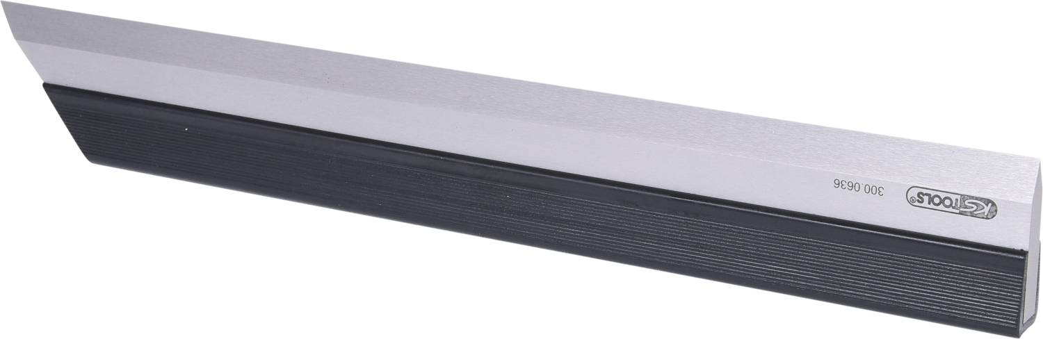 Une spatule en métal argenté avec manche noir, adaptée pour lisser les bords et les surfaces.