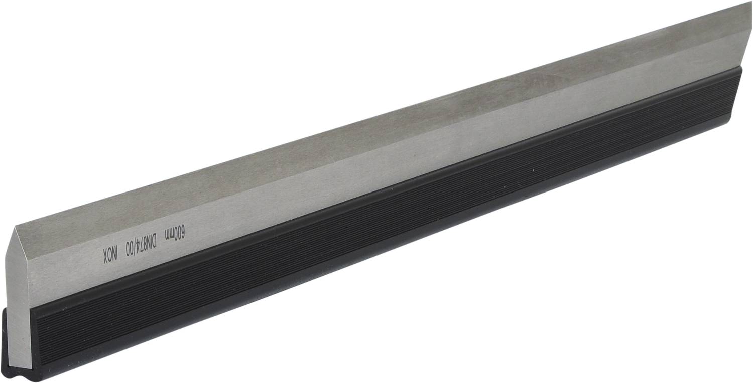 Un outil de coupe à pointe métallique et manche noir, utilisé pour des coupes de précision dans des applications industrielles.