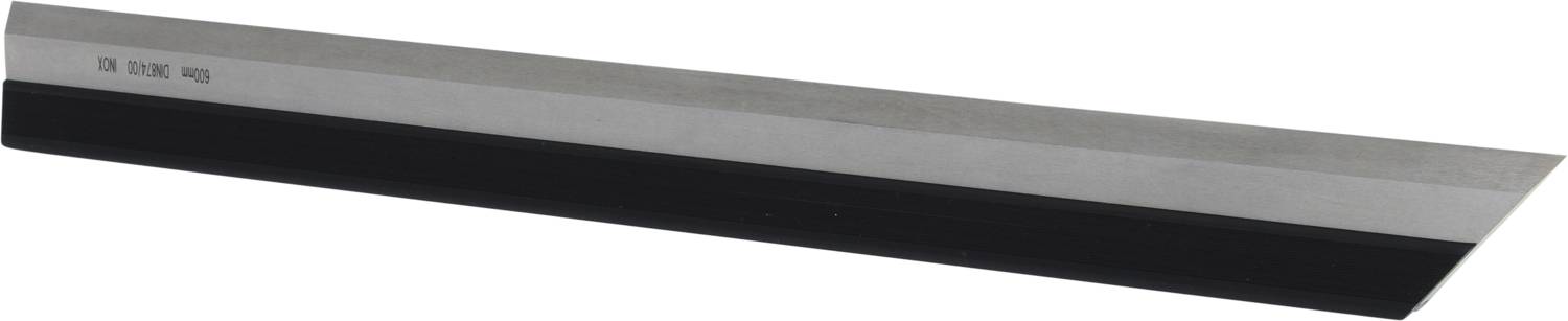 Sur l'image se trouve une règle métallique à bord tranchant, utilisée pour des travaux de coupe. Elle présente une surface noire et argentée.