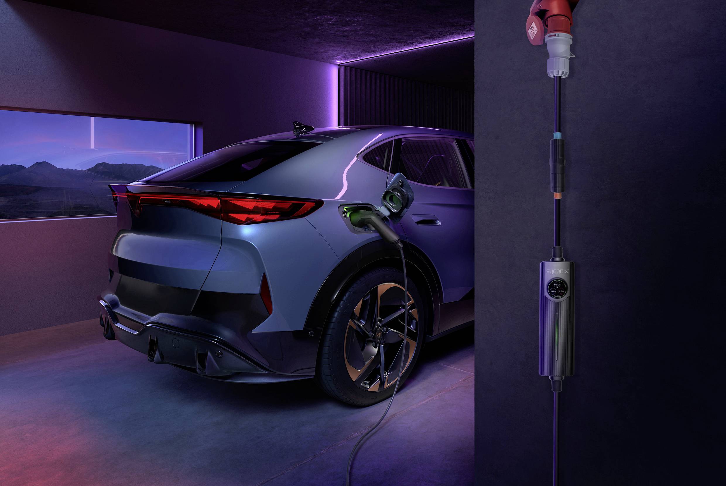 Une voiture électrique grise est en charge dans un garage futuriste. Des lumières néon illuminent la pièce et la station de recharge.