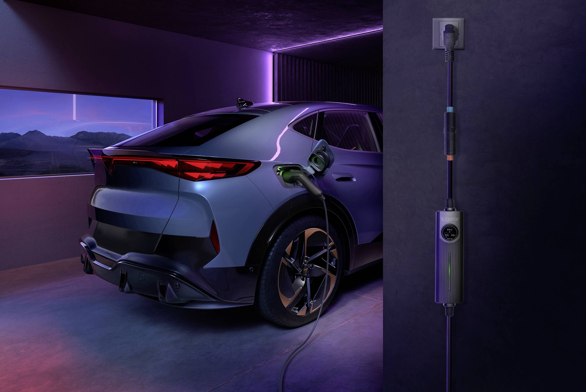 Une voiture électrique est garée dans un garage moderne et se charge sur une borne murale. Scène crépusculaire aux lumières violettes.