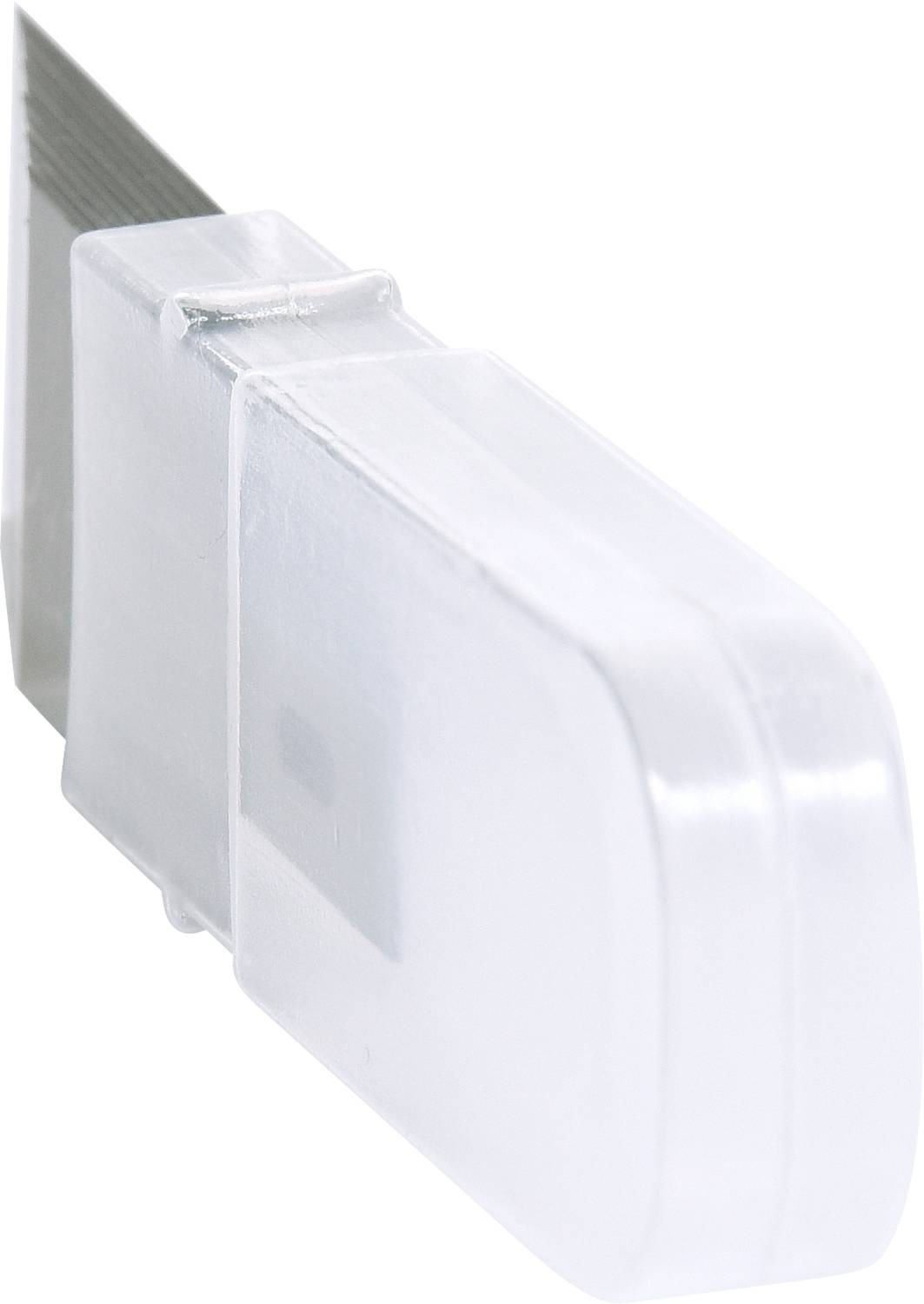 Un protège-lame en plastique blanc. Le capuchon recouvre partiellement la lame métallique tranchante.