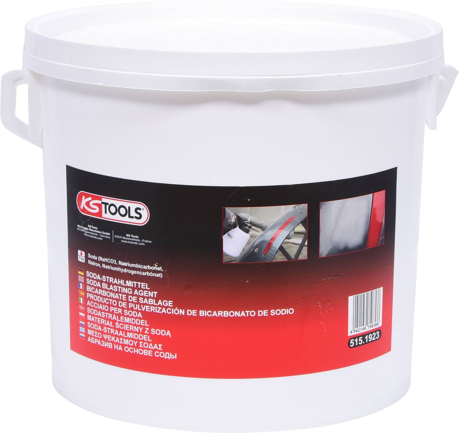 Un seau blanc de la marque KS Tools contient 5 kg de médium de sablage, adapté au nettoyage de surface.