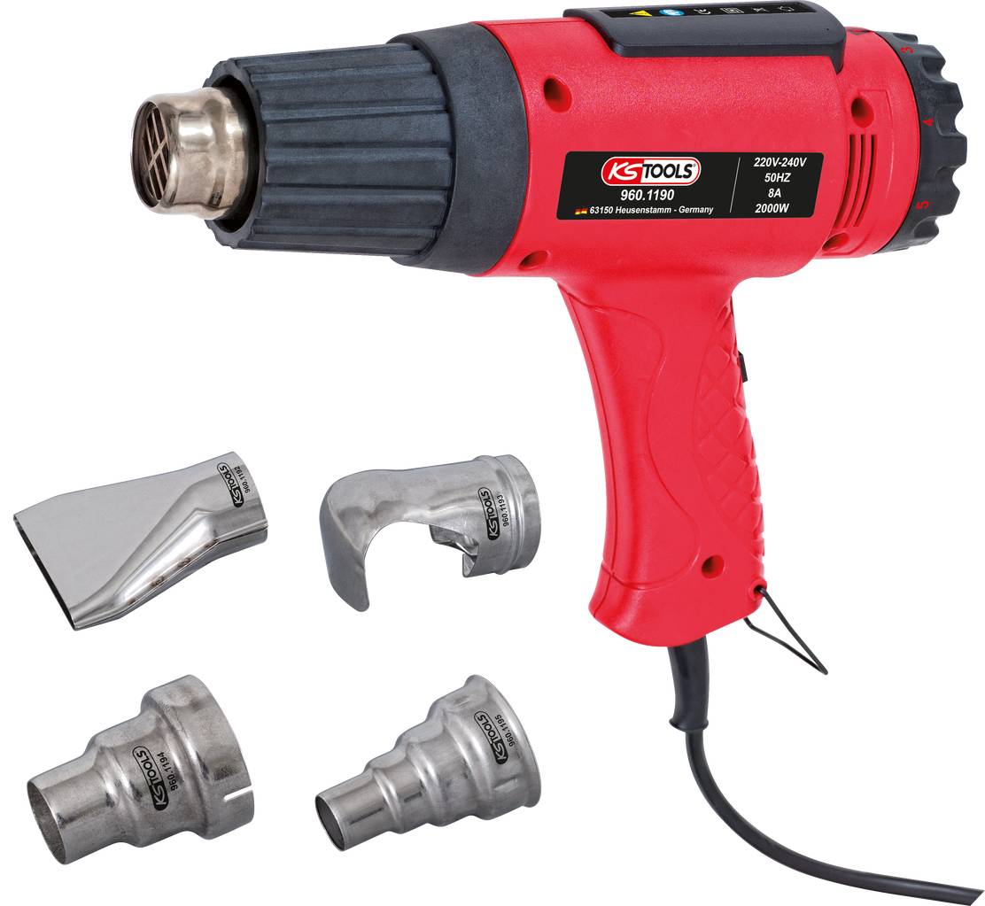 Pistolet à air chaud en rouge avec poignée noire et quatre embouts interchangeables à côté. Outil utilisé pour appliquer de la chaleur sur des matériaux.