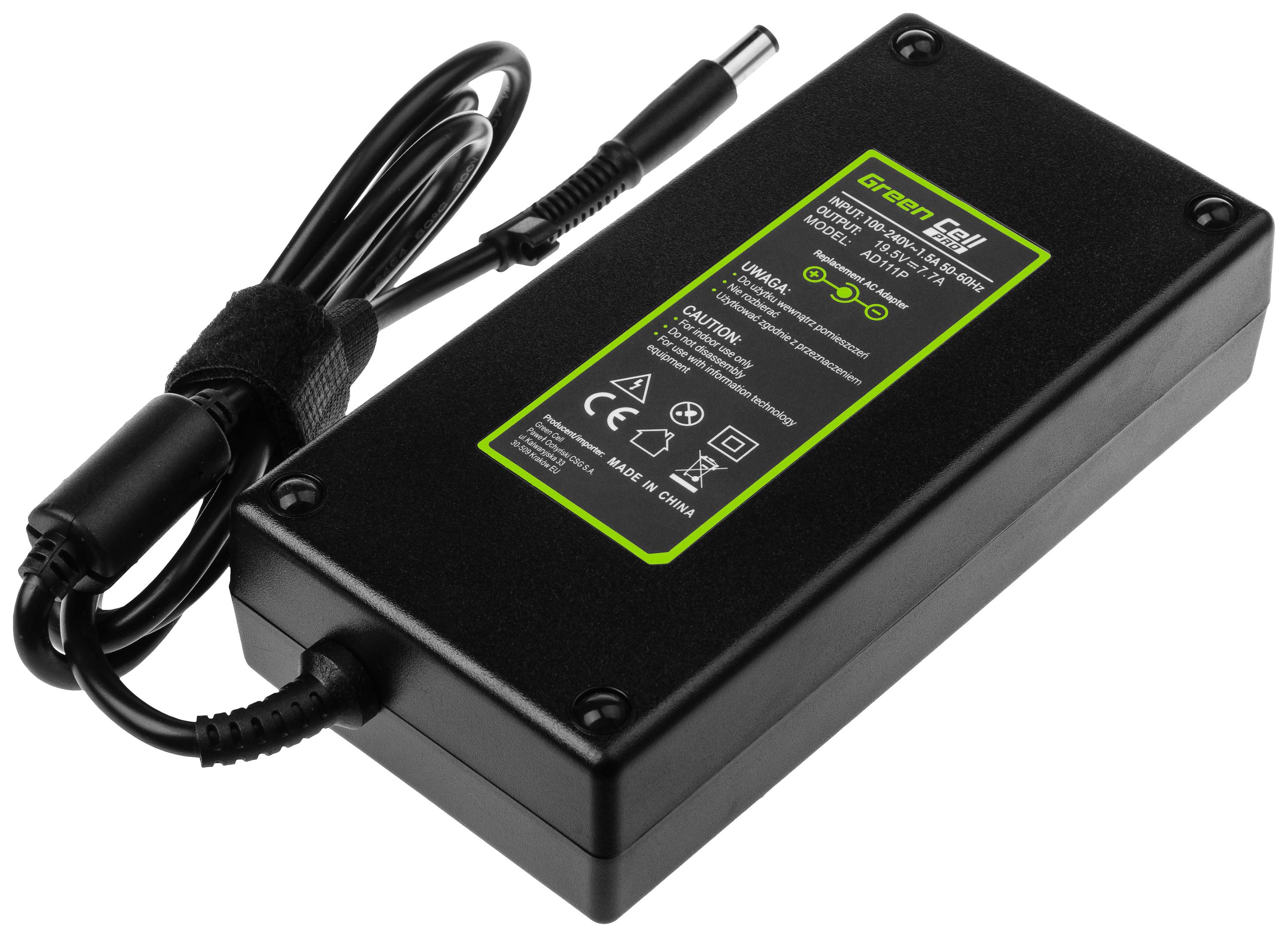 Un chargeur d'ordinateur portable noir avec son câble, portant une étiquette verte avec des informations techniques, utilisé pour recharger des appareils électroniques.