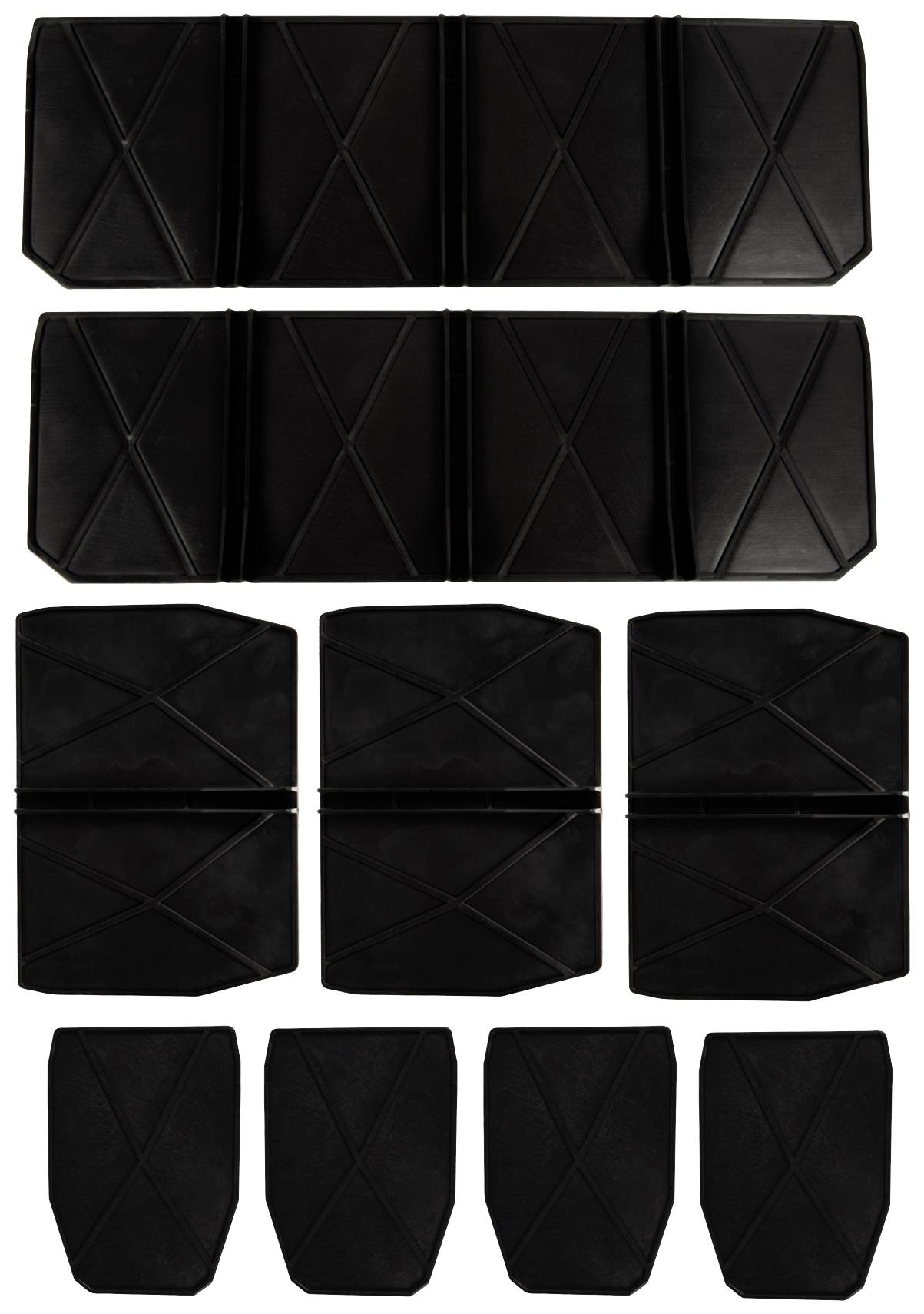 Tapis de caoutchouc noir de différentes formes et tailles, disposés en deux rangées supérieures de deux tapis et trois rangées inférieures de tapis plus petits.