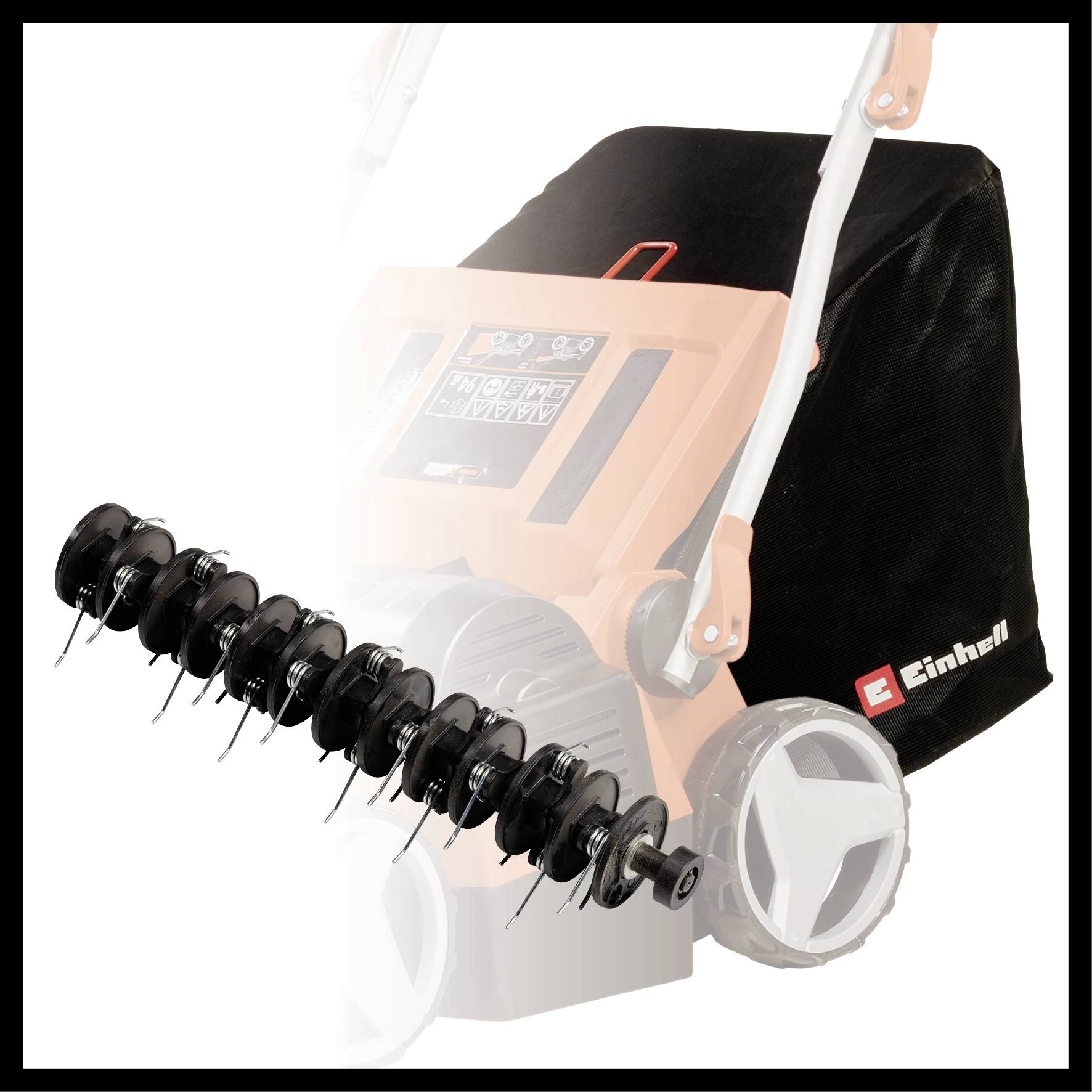 Einhell Scarificateur électrique, orange et blanc, avec roues noires et bac de ramassage. Lames de rechange disposées horizontalement au premier plan.