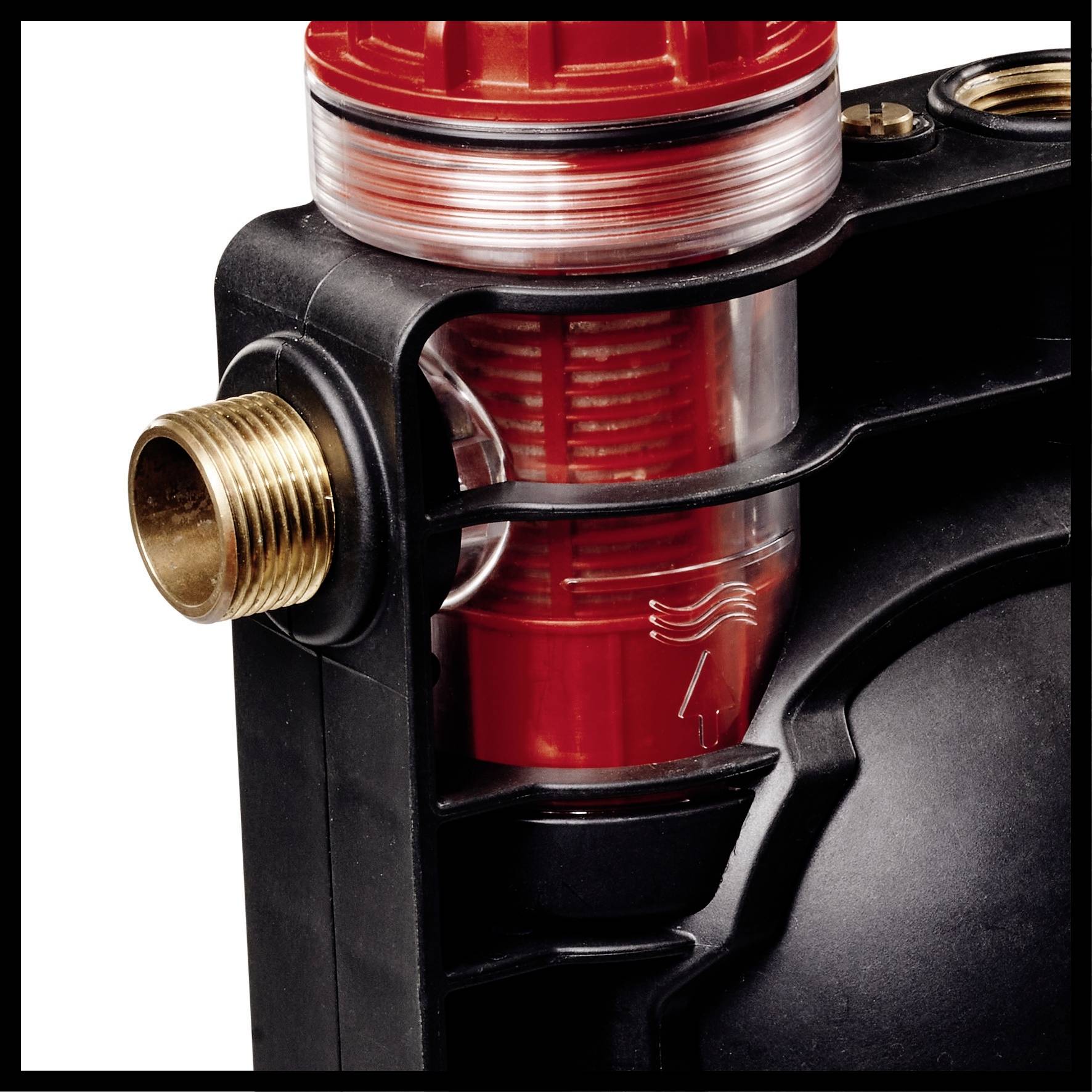 Un image détaillée d'un filtre à eau avec un couvercle rouge et un boîtier transparent. Un raccord en laiton et un élément filtrant sont visibles.