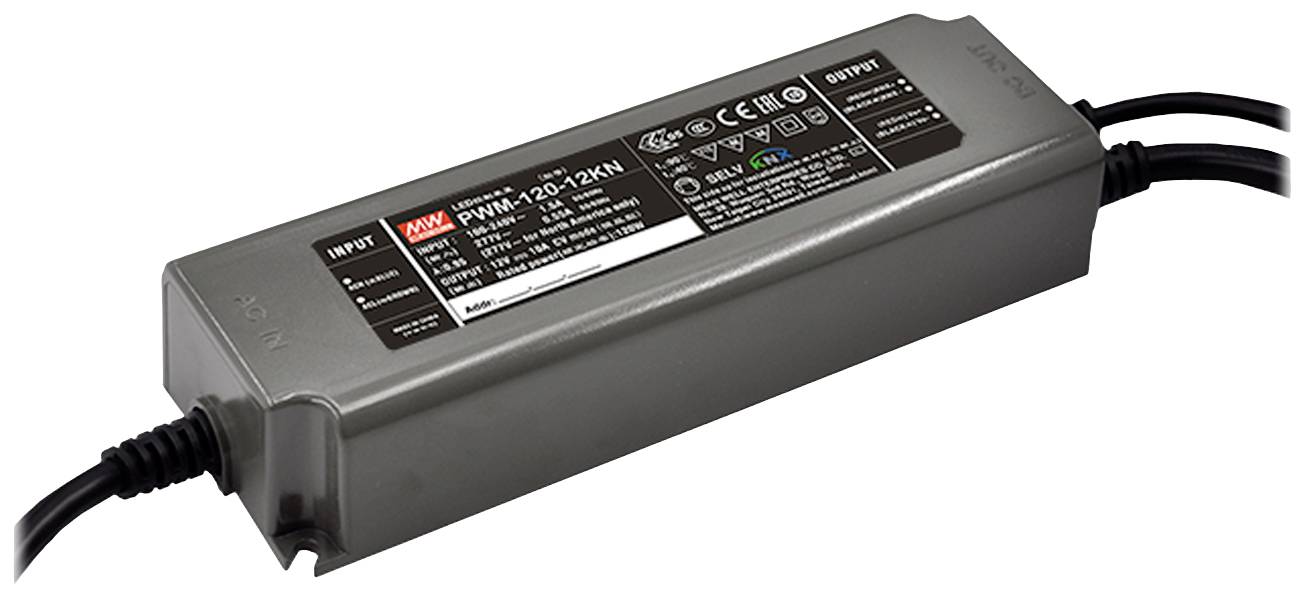 Un bloc d'alimentation rectangulaire gris avec une étiquette noire affichant des spécifications techniques et des logos. Des câbles dépassent des deux extrémités.