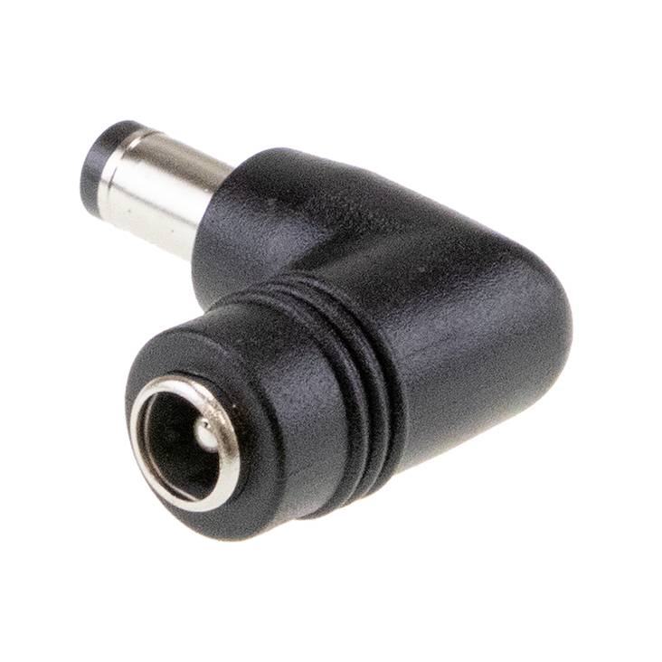 Un adaptateur de fiche secteur noir et coudé pour appareils électroniques. L'adaptateur dispose d'une pointe métallique ronde avec un contact extérieur.