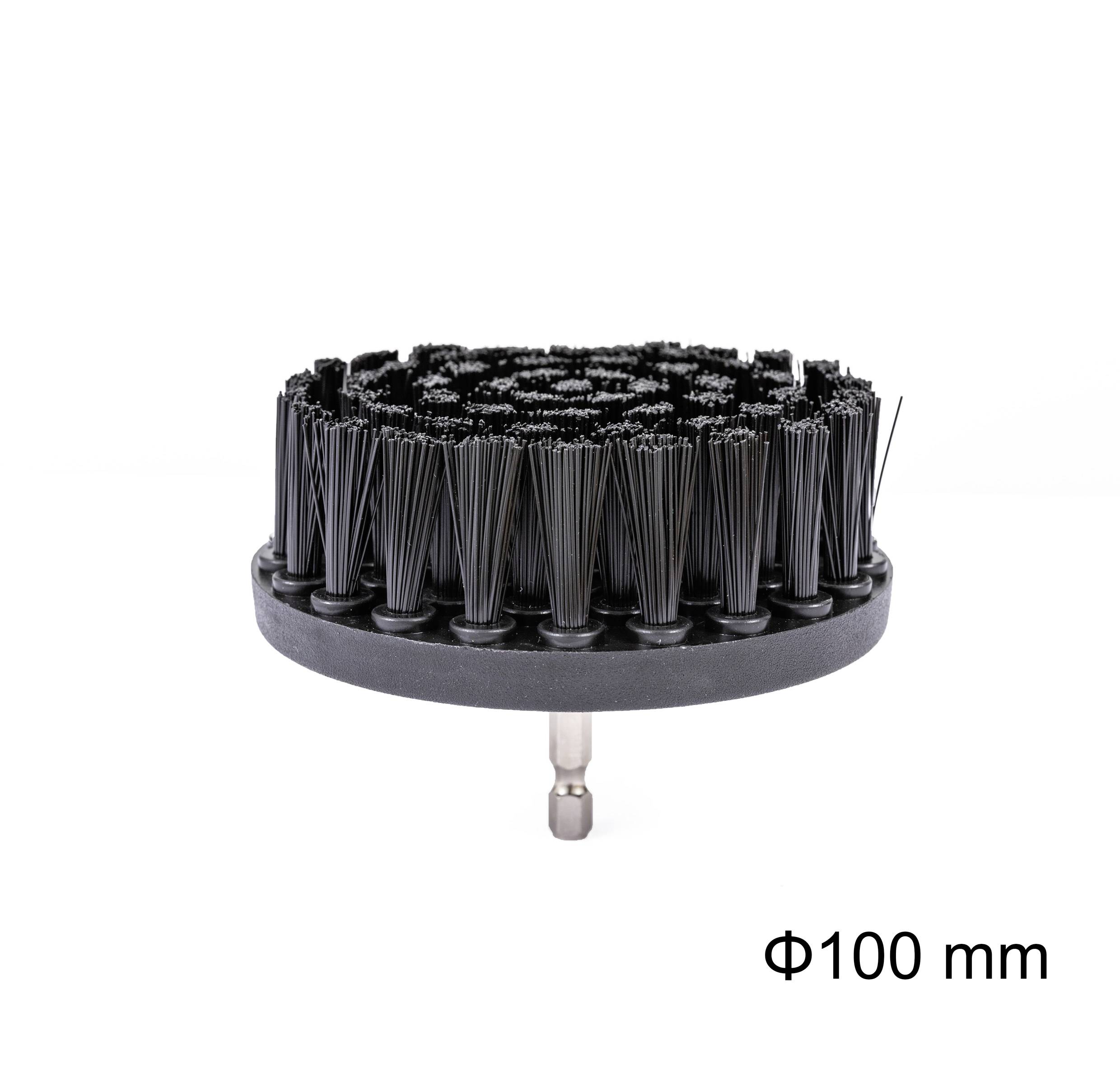 Brosse ronde noire avec embout métallique pour perceuses, diamètre 100 mm. Idéale pour le nettoyage des surfaces.