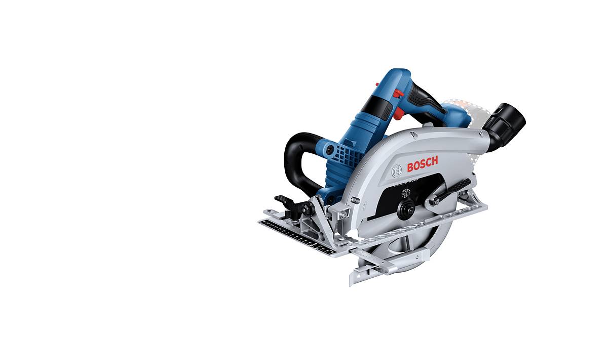 Scie circulaire manuelle Bosch avec des éléments bleus et argentés, adaptée pour couper du bois ou d'autres matériaux.