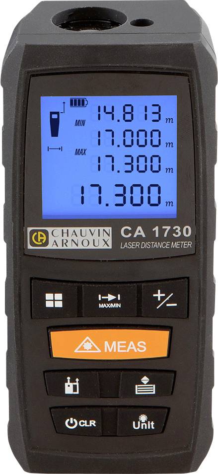 Un télémètre laser numérique avec un affichage rétroéclairé en bleu indique les mesures en mètres.