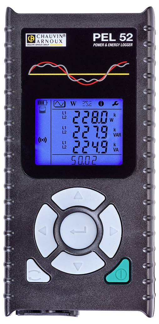 Enregistreur portable d'énergie et de performance avec affichage numérique, indiquant les valeurs mesurées de tension, d'intensité de courant et de fréquence.