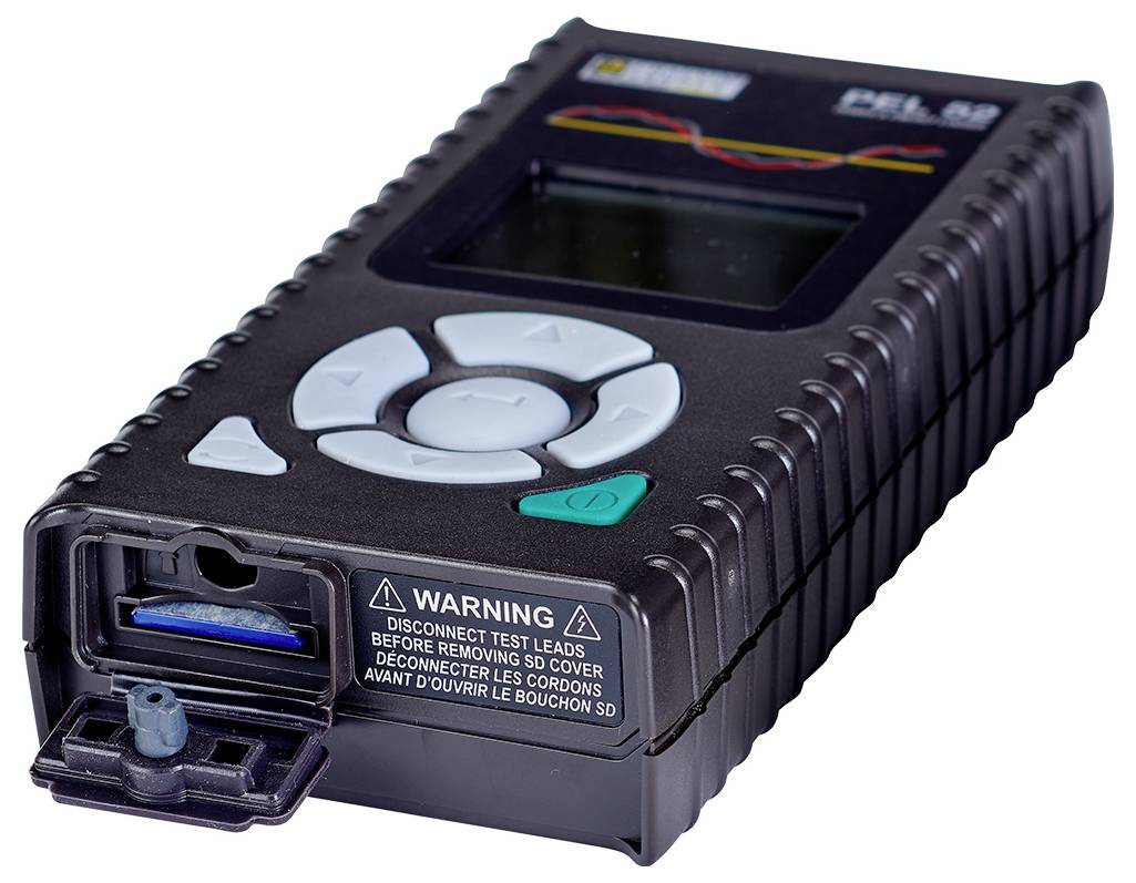 Multimètre avec affichage numérique et boutons de commande. Il dispose d'un emplacement pour carte SD et d'un avertissement indiquant de déconnecter les cordons de test avant de retirer le couvercle.