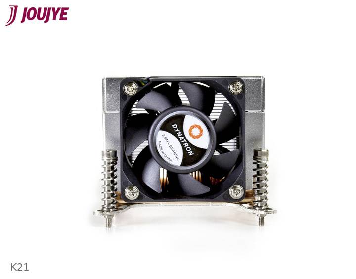 Un ventilateur de refroidissement pour matériel informatique avec une pale de ventilateur noire et un cadre argenté, situé sur un fond blanc.