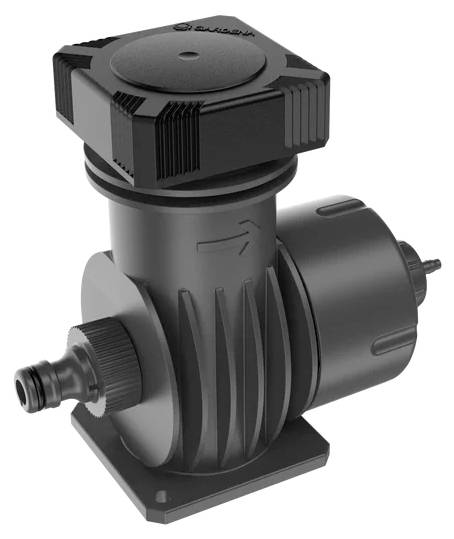 Pompe en plastique noir avec un embout carré, une flèche indiquant le sens d'écoulement. Principalement utilisée pour le pompage de l'eau.