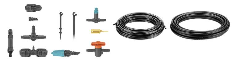 Différents accessoires d'irrigation et tuyaux noirs. Adaptés aux systèmes d'irrigation de jardin, avec goutteurs et connecteurs.