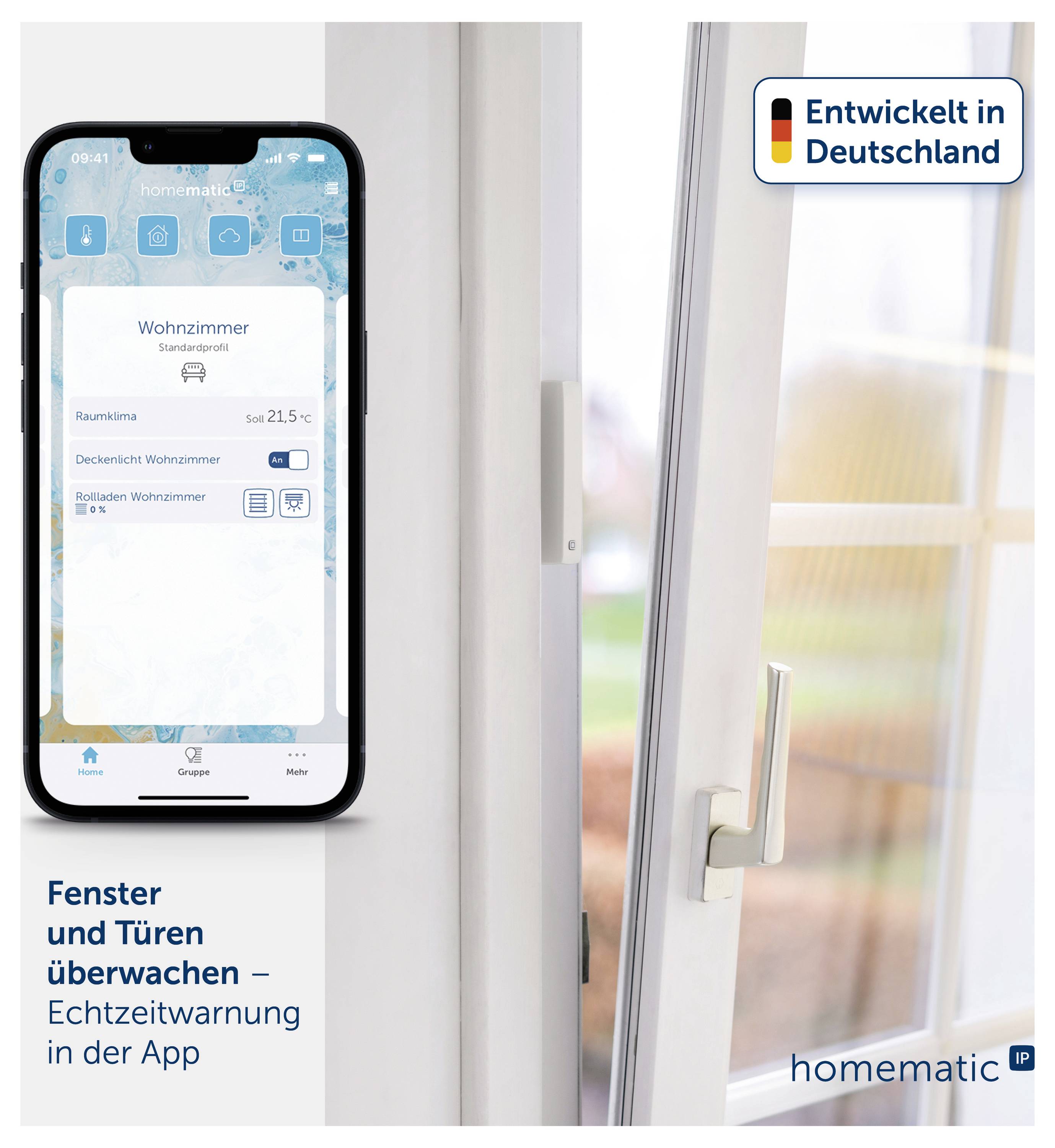 Smartphone zeigt die Homematic-IP-App zur Überwachung von Fenstern und Türen mit Echtzeitwarnung; daneben ein geöffnetes Fenster, unten der Hinweis 'Fenster und Türen überwachen – Echtzeitwarnung in der App'.