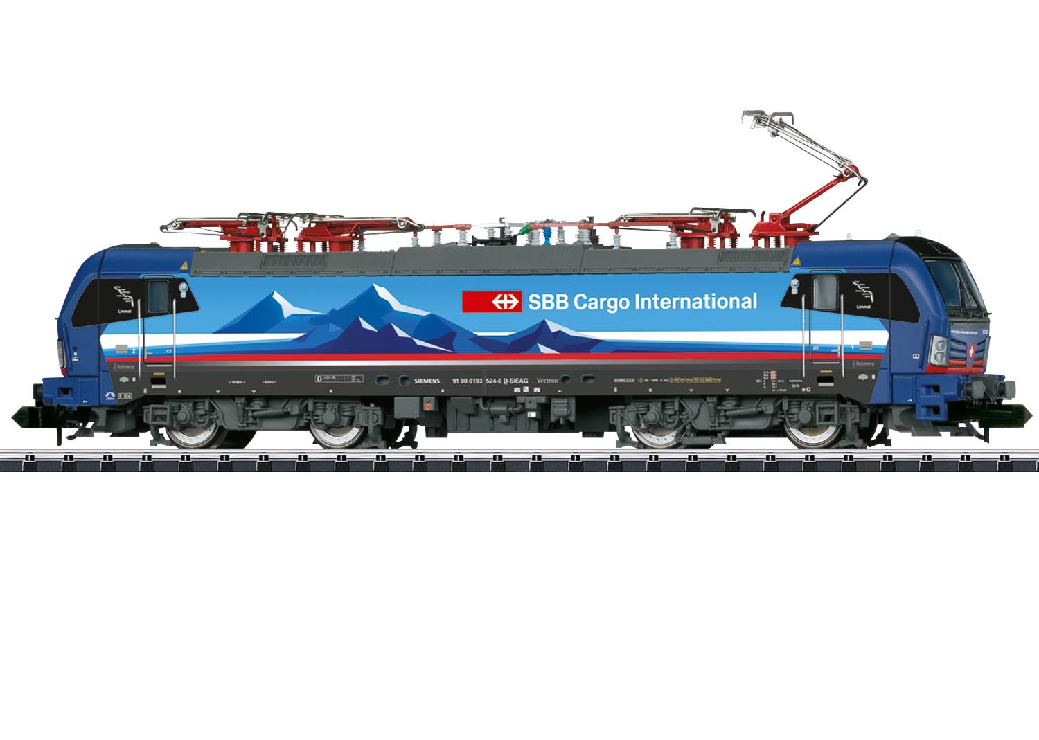 SBB Cargo International Zug, bleu, avec des détails blancs et rouges. Décoré de montagnes sur le côté, positionné sur rail.