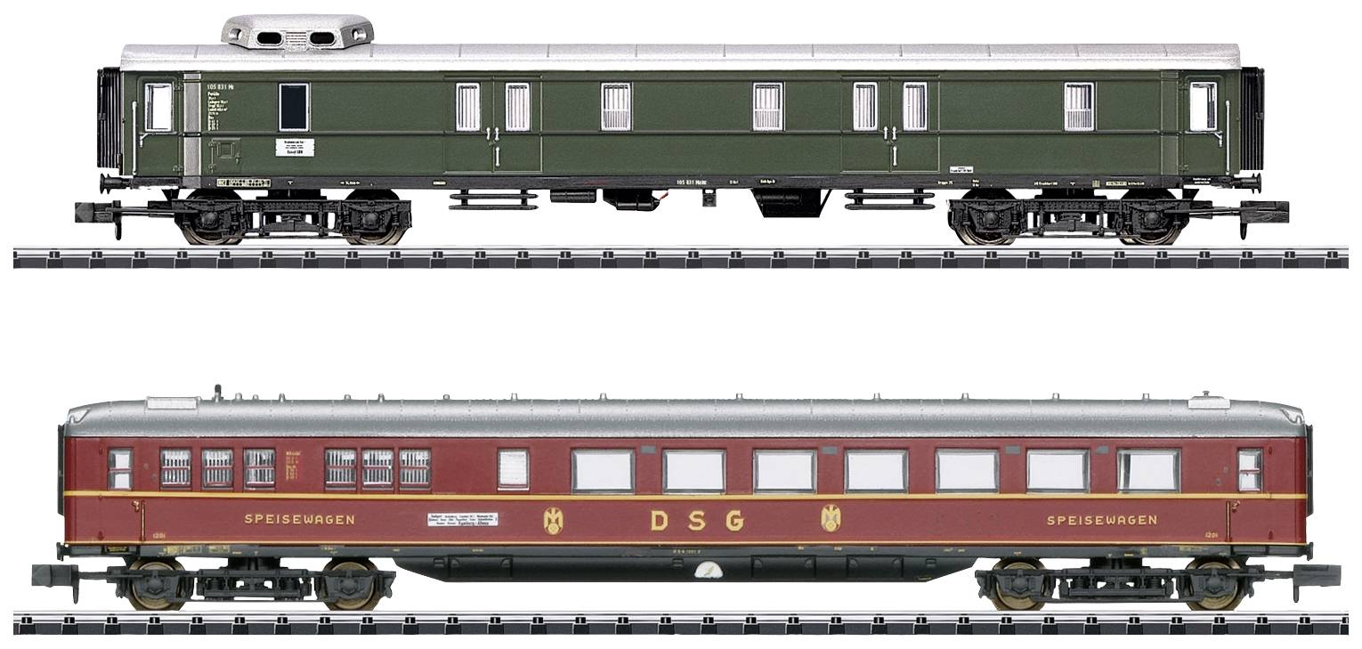 Deux wagons de train miniatures sur des rails : en haut, un wagon à bagages vert avec un ventilateur, en bas, un wagon-restaurant rouge de la DSG avec une écriture jaune.