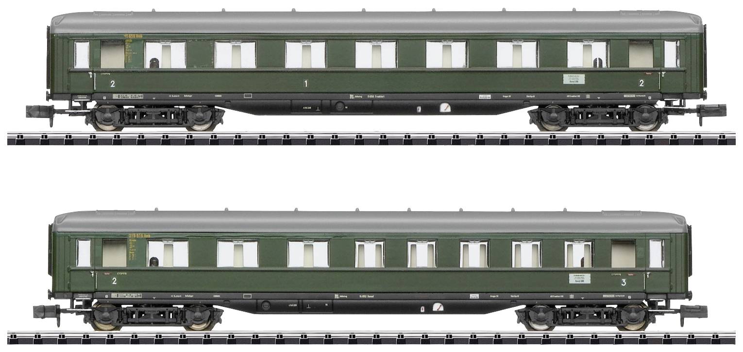 Deux wagons verts sur une voie ferrée. Le wagon supérieur a une première et une deuxième classe. Le wagon inférieur a une deuxième et une troisième classe.