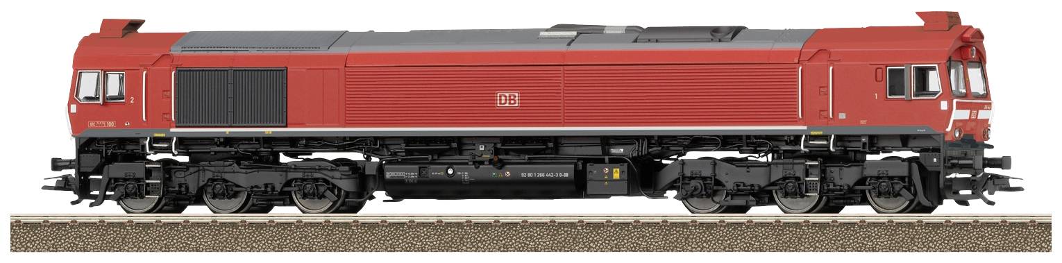 Locomotive rouge sur la voie, vue de côté.
