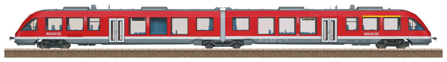 Un train régional rouge sur une voie ferrée, vue de côté. Les wagons sont interconnectés, avec des fenêtres et des portes visibles.