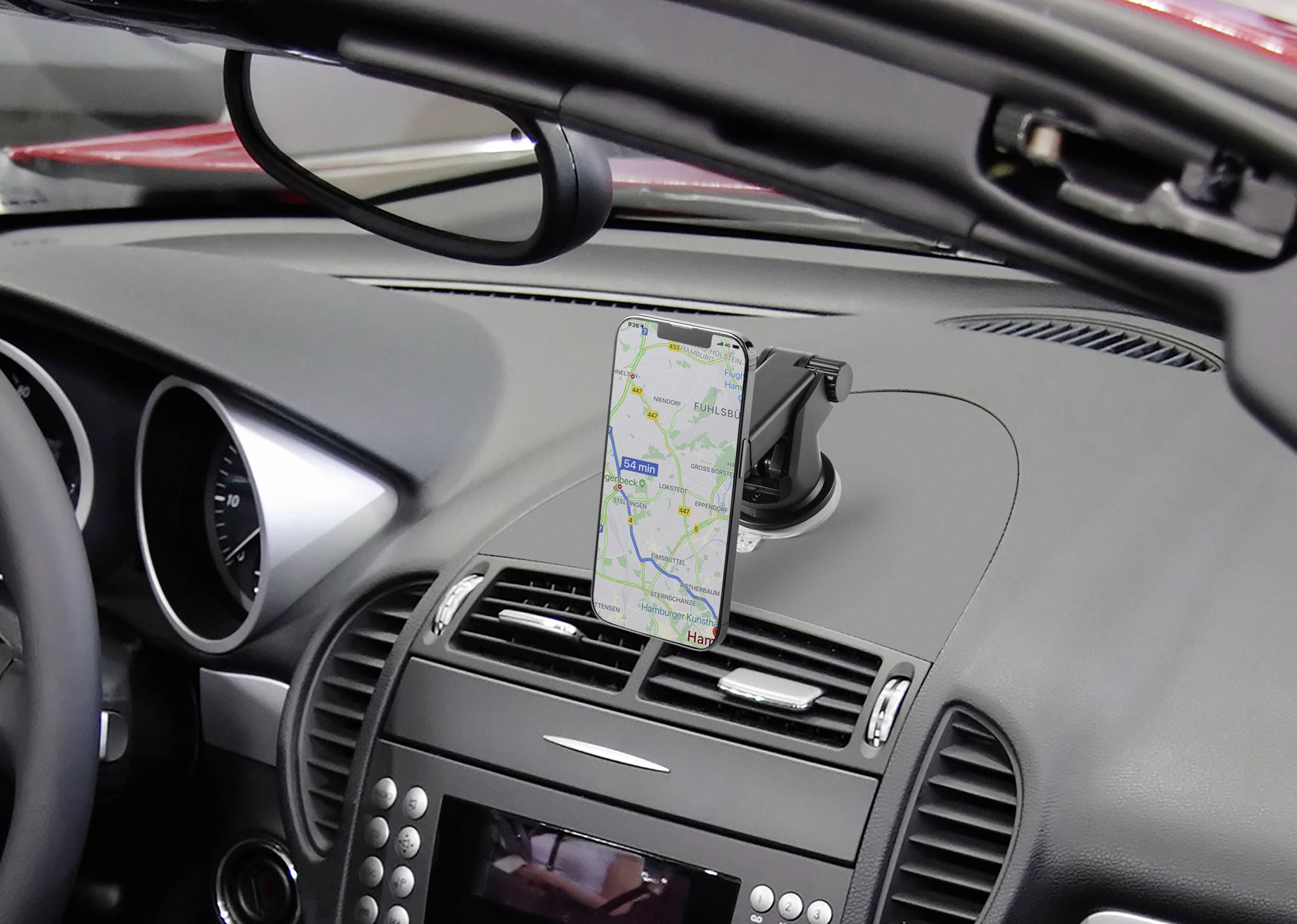 Un smartphone affiche une application de cartographie monté sur le tableau de bord d'une voiture. Il guide un itinéraire à travers une ville.