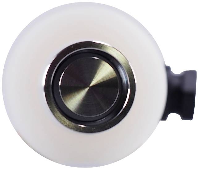 Une roue blanche avec une section intérieure métallique, probablement partie prenante d'un skateboard ou d'un longboard, sur un fond blanc.