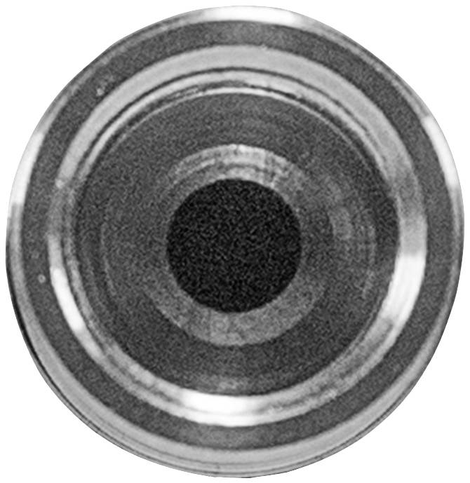 Un gros plan d'une structure métallique circulaire avec un centre sombre et circulaire, probablement l'ouverture d'un objectif.
