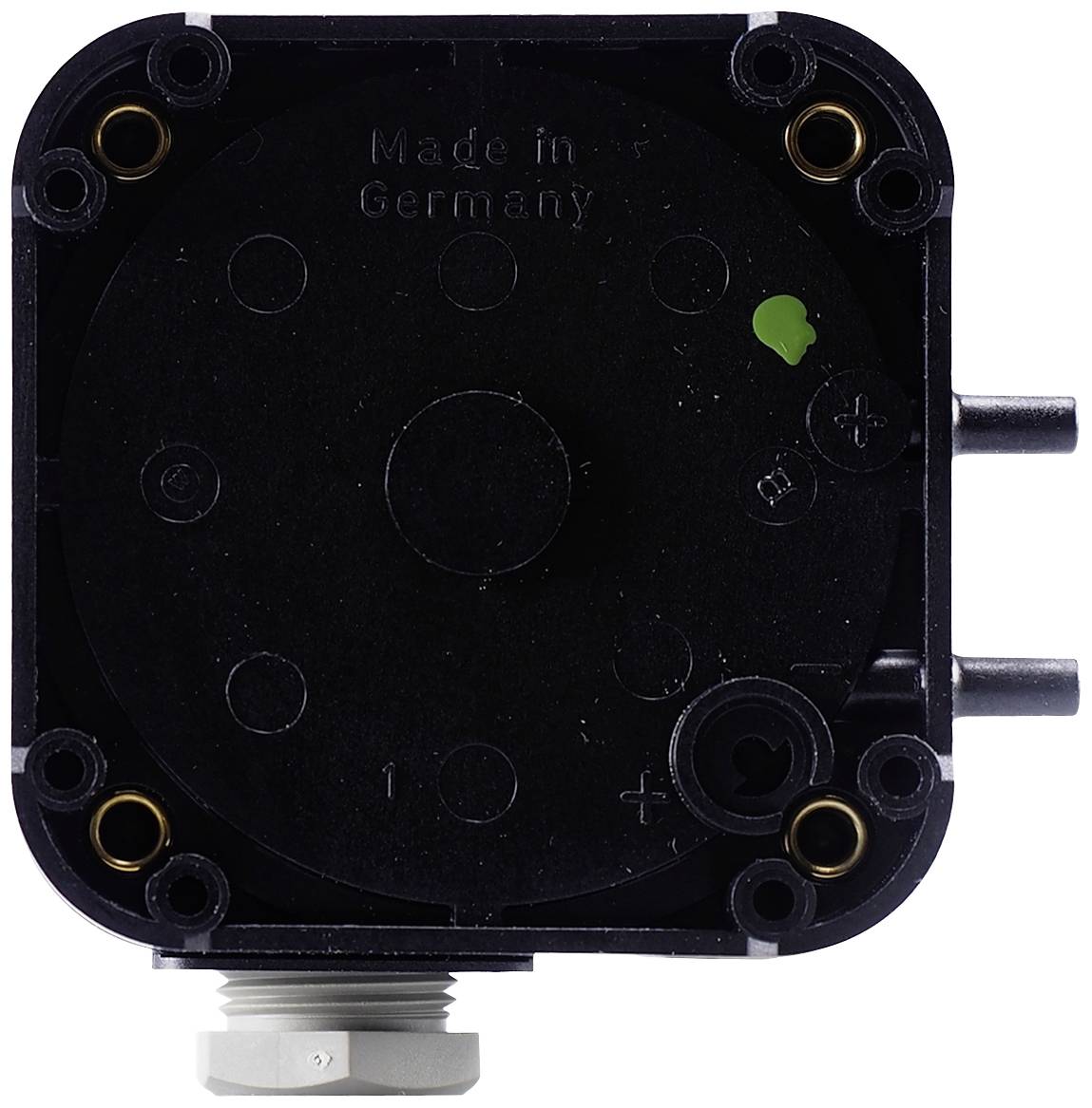 Un composant noir et rectangulaire avec plusieurs trous de vis. Inscription en haut : « Made in Germany ».