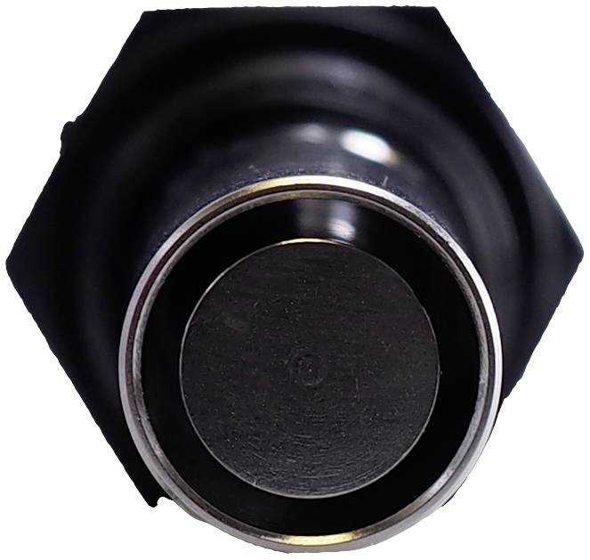 Gros plan sur un connecteur métallique avec un boîtier noir et une broche ronde et brillante en son centre.