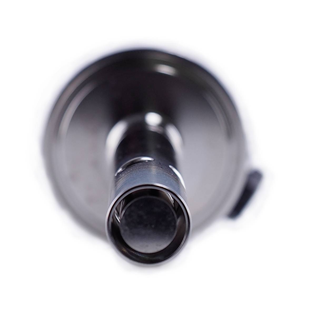 Un microphone en gros plan de face. De couleur argentée, avec un arrière-plan flou, l'accent étant mis sur la membrane du microphone.