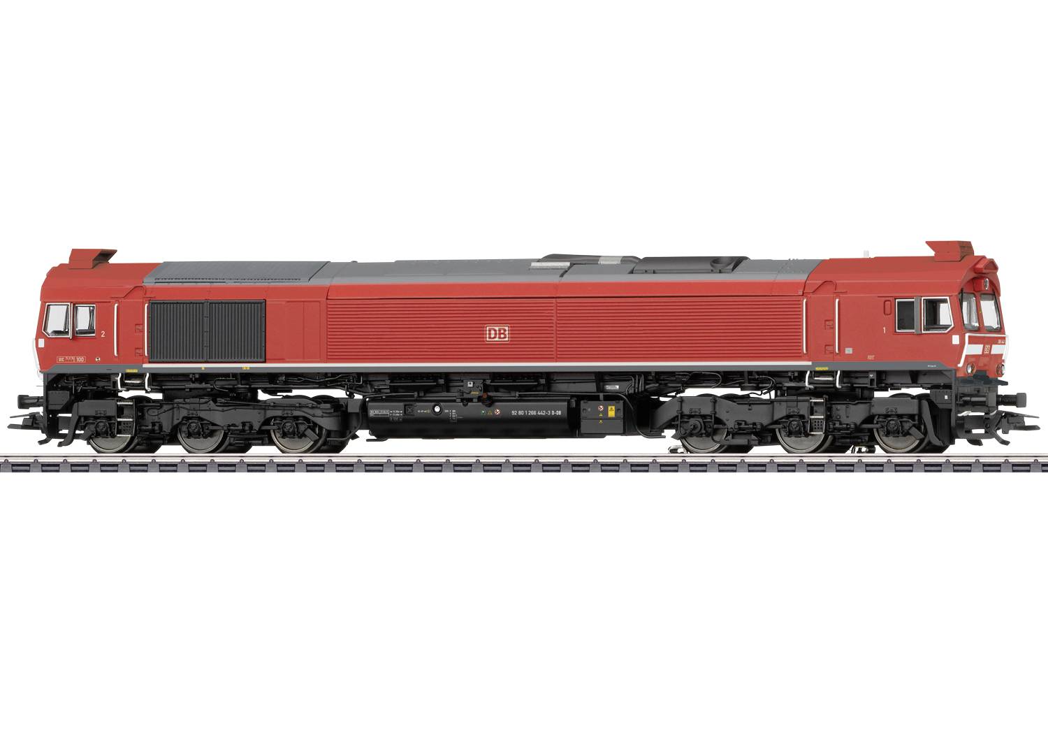 Locomotive diesel rouge sur une voie ferrée. Vue latérale mettant en évidence des détails tels que le châssis et le toit. Logo de la Deutsche Bahn visible.