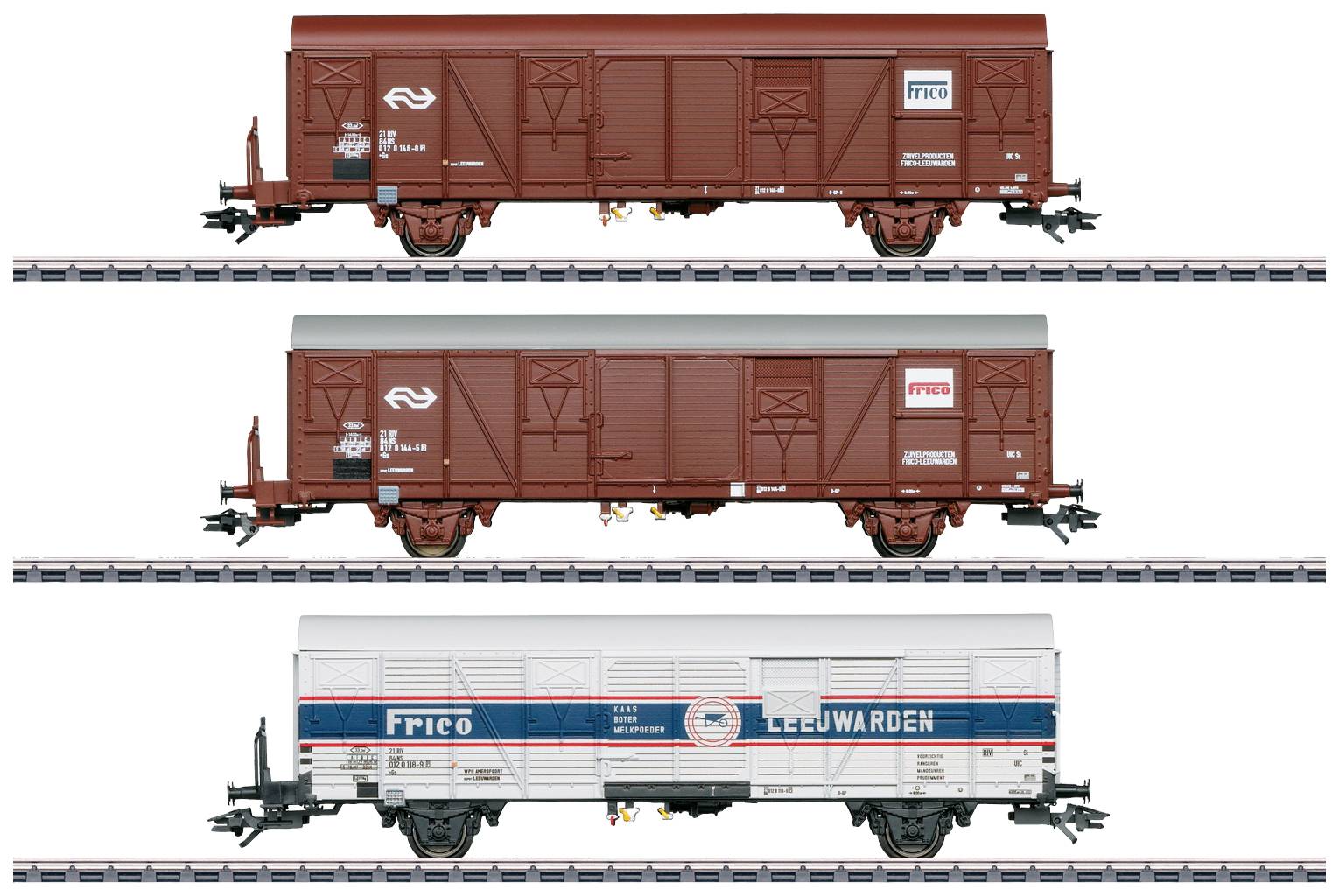 Trois wagons de marchandises sur des rails : deux bruns avec le logo 'NS' et un blanc portant les inscriptions 'FRICO' et 'LEEUWARDEN', présentant des designs différents.