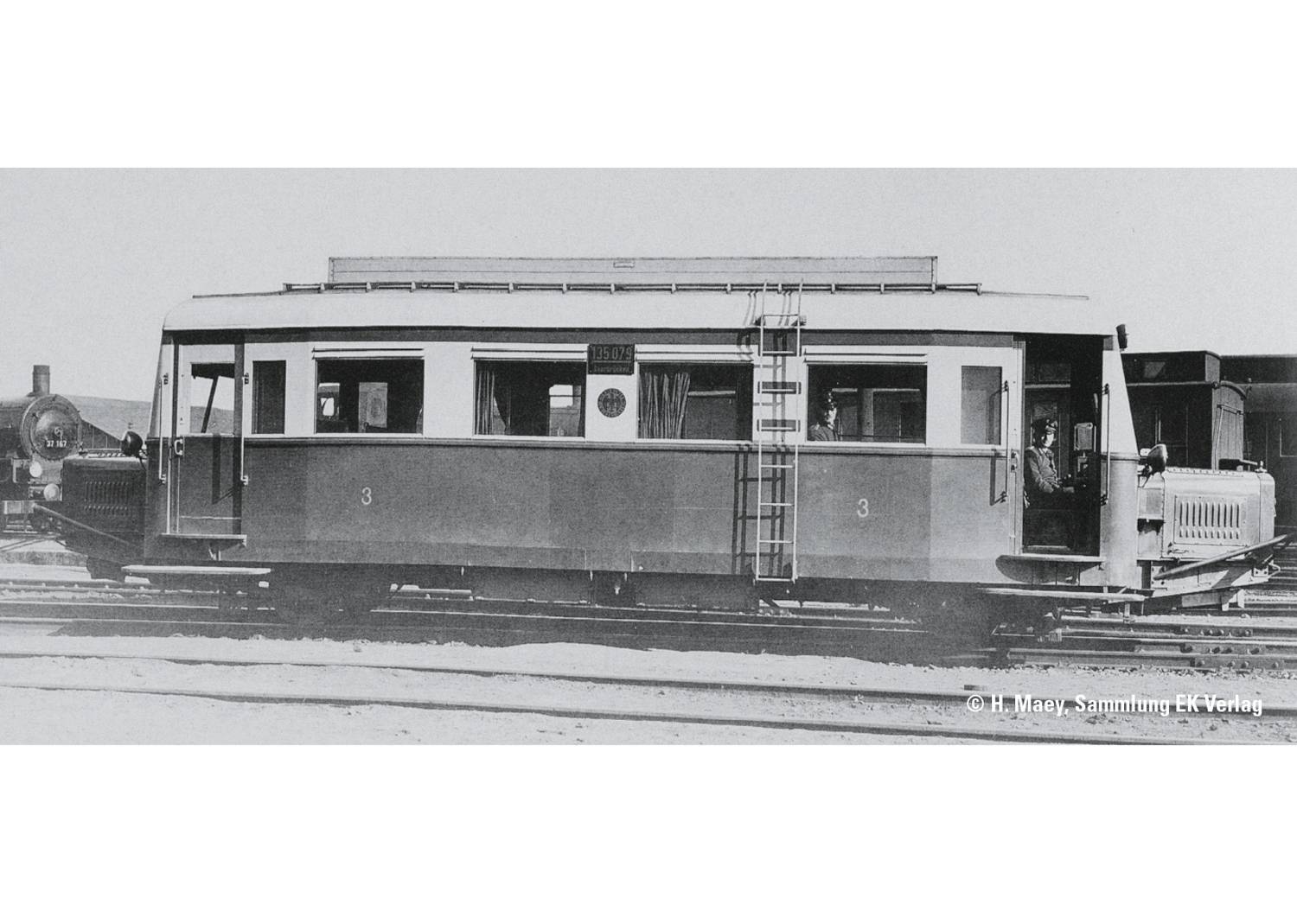 Un wagon ferroviaire historique numéro 3, photographié sur le côté dans un terrain de gare, illustre le design des premiers temps du chemin de fer.
