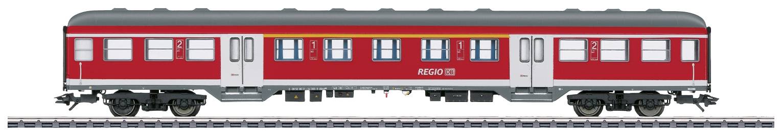 Une voiture de passagers rouge avec deux portes et des fenêtres de chaque côté roule sur des rails. Inscription 'REGIO DB'.