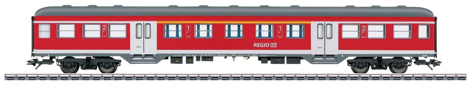Wagon rouge de la Deutsche Bahn (DB) sur une voie, vu de côté, avec plusieurs fenêtres et portes, typique des trains de transport régional.