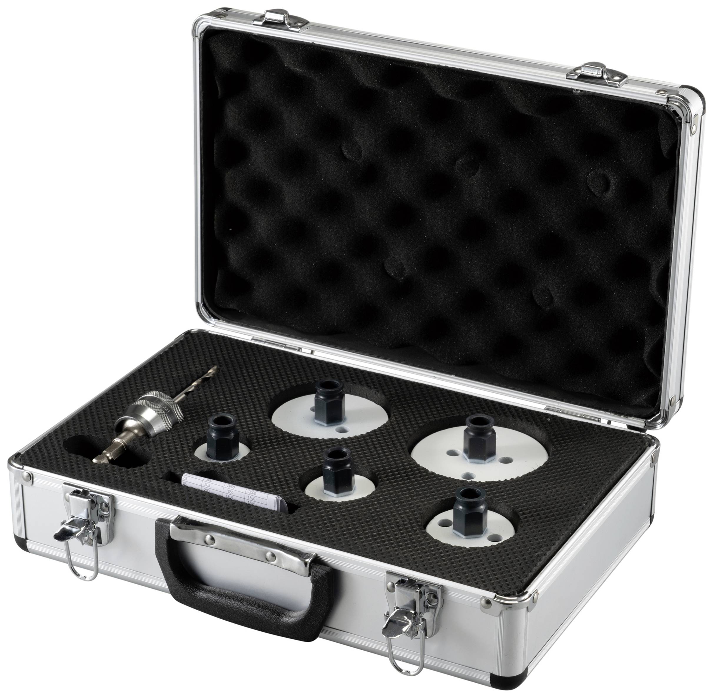 Une valise en aluminium avec doublure en mousse contient plusieurs embouts de scie-cloche ronds et une perceuse.