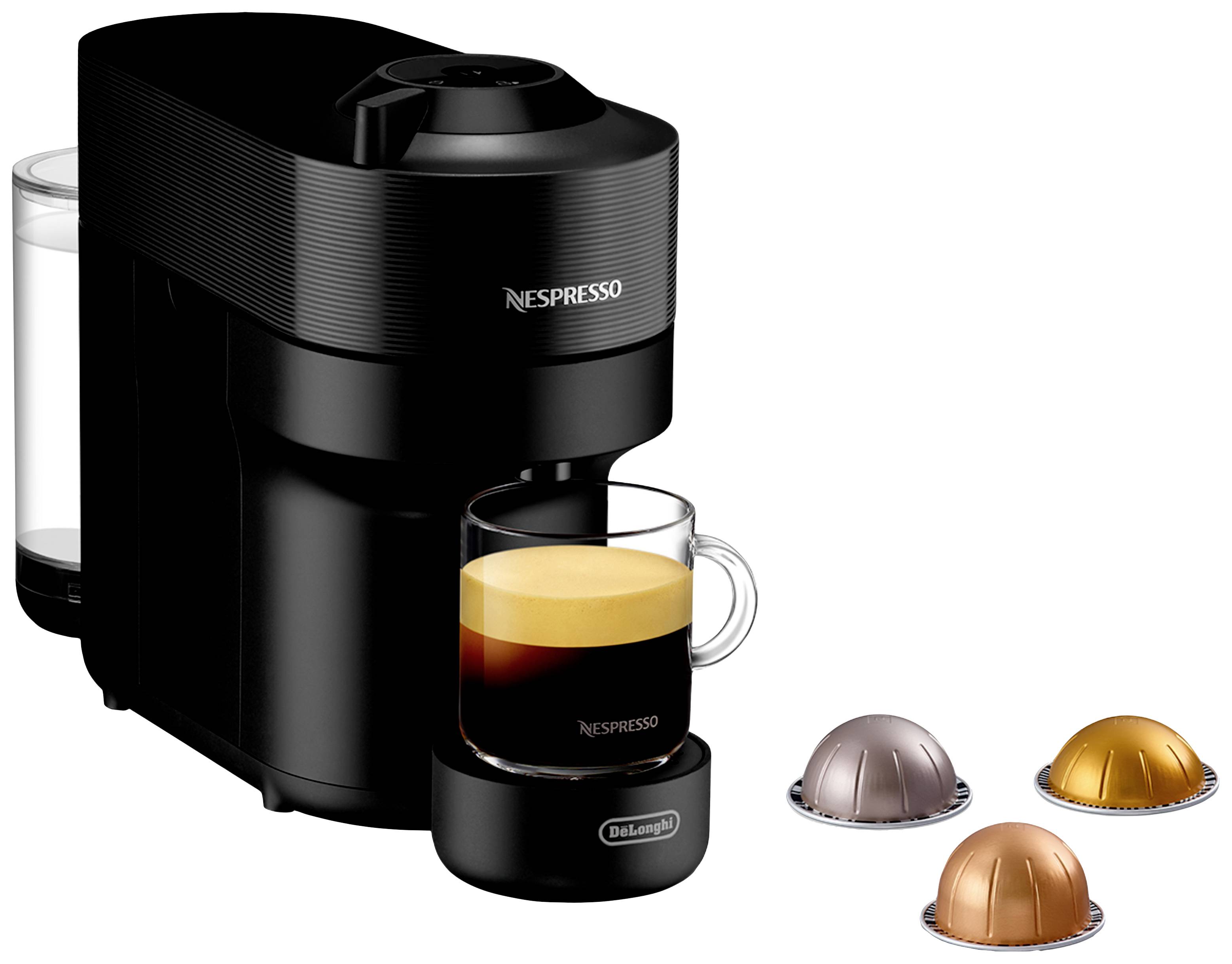 Machine à café avec une tasse d'espresso en dessous, entourée de trois capsules de différentes couleurs.