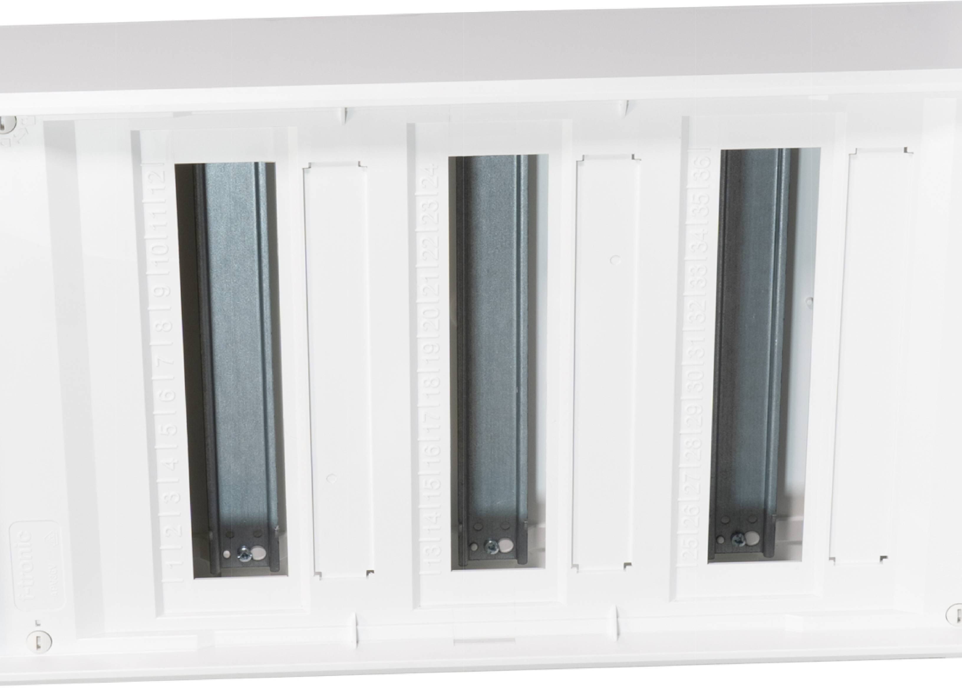 Grille de ventilation avec trois fentes verticales pour réguler le flux d'air. Cadres blancs, adaptés pour une installation au plafond ou au mur.