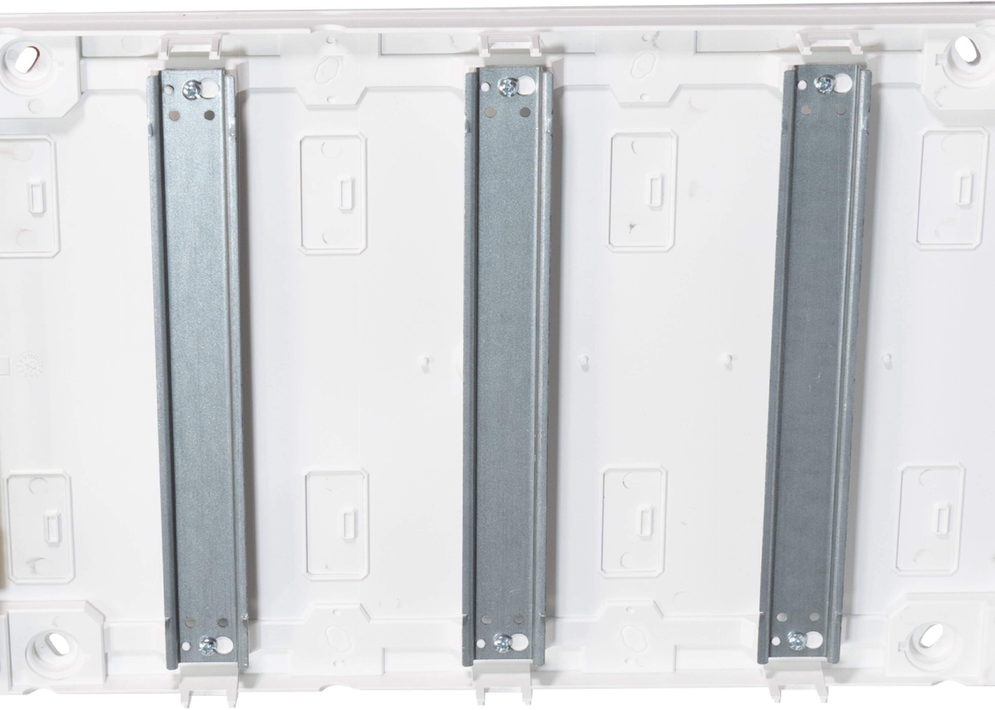 Plaque de plastique blanc avec trois montants métalliques verticaux fixés à l'arrière.