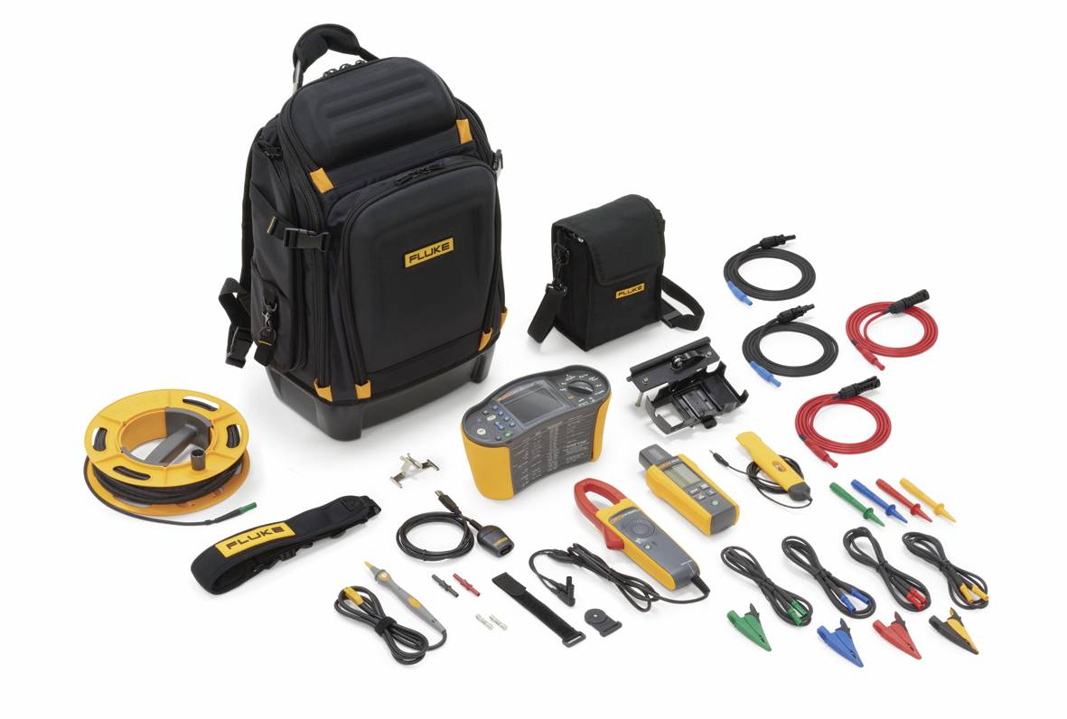 Un ensemble d'appareils de mesure électriques est étalé, comprenant un sac à dos, des câbles et des accessoires. Optimal pour les techniciens pour les diagnostics.