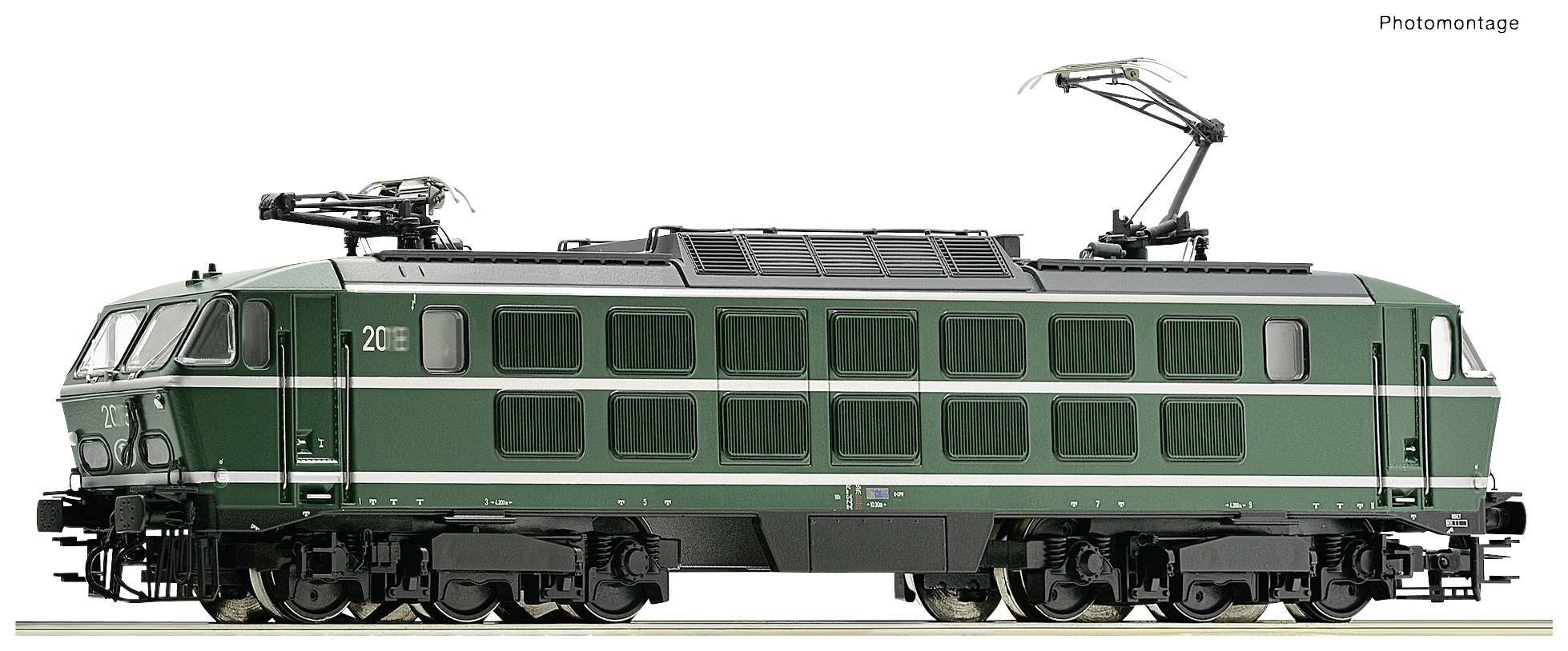 Locomotive électrique verte avec deux pantographes sur le toit, photographiée de côté sur un fond blanc.